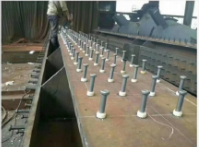 Detalle de alineación y espaciamiento simétrico de conectores de corte
