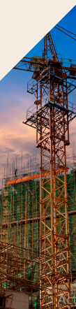 Montaje masivo de conectores y estructuras con grúa torre